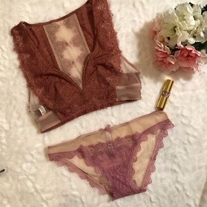 NWT VS DREAM ANGELS Chantilly Lace Plunge Bralette